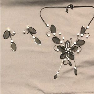 Gorgeous necklace & earring set